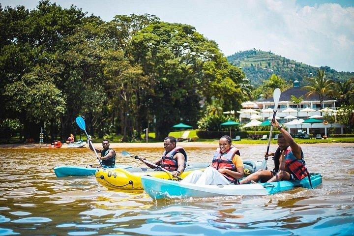 滝と温泉のあるキブ湖ビーチ1日