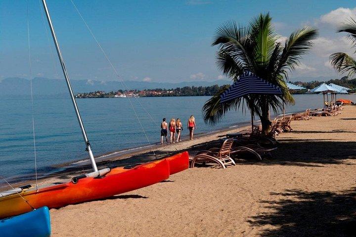 滝と温泉のあるキブ湖ビーチ1日
