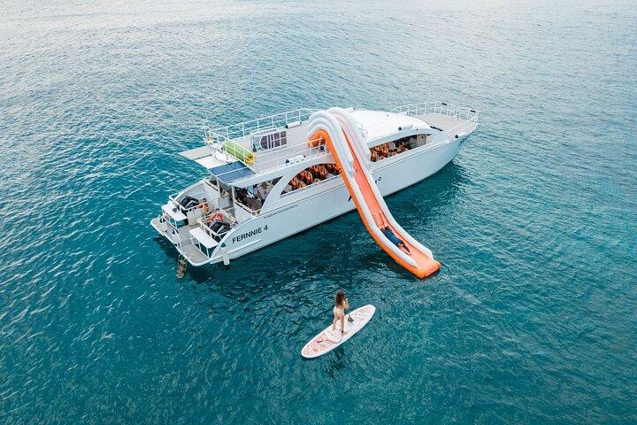 Excursión de día completo a las islas Phi Phi y Bambú en catamarán de alta velocidad