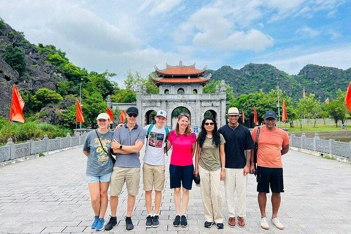 Ninh Binh Day Trip - lille gruppe på 12 guidet tur fra Hanoi