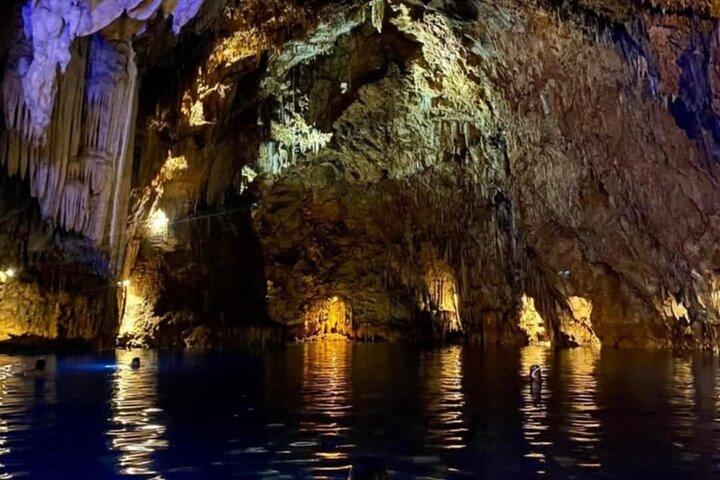 Coron Pukaway Cave & Twin Lagoon privat tur med strandlunch