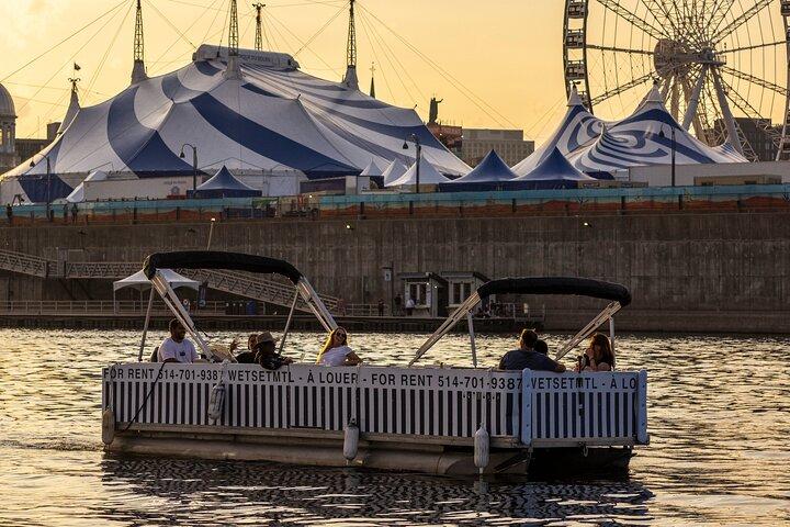 Privécruise op een elektrische pontonboot in de oude haven van Montreal.