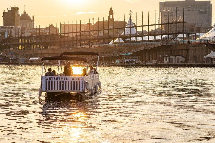 Privécruise op een elektrische pontonboot in de oude haven van Montreal.