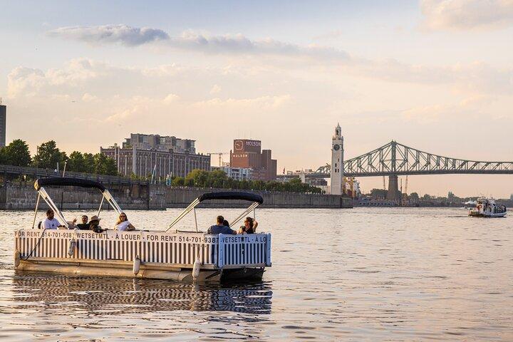 Privécruise op een elektrische pontonboot in de oude haven van Montreal.