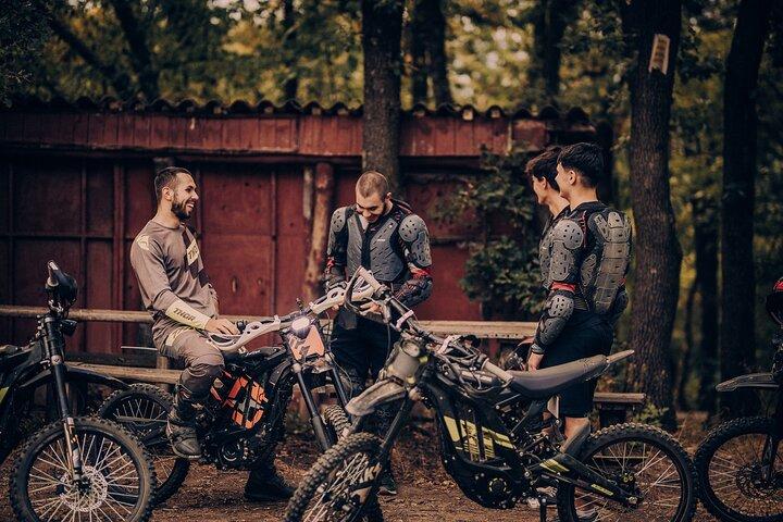 ロドピ山脈の美しい渓谷の景色を眺める電動バイクツアー