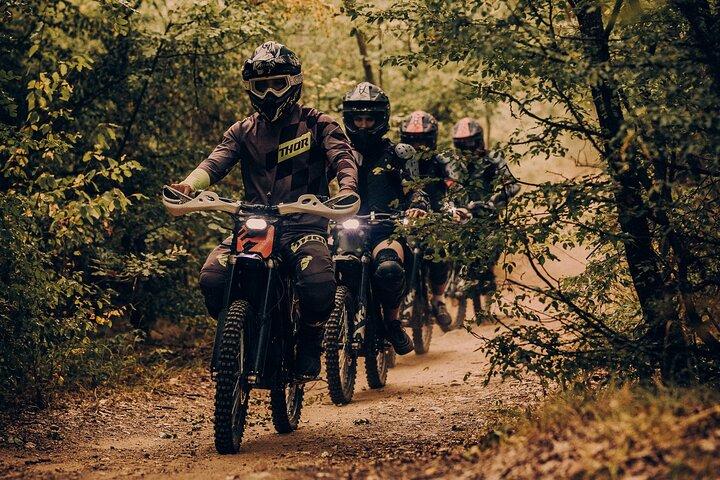 ロドピ山脈の美しい渓谷の景色を眺める電動バイクツアー