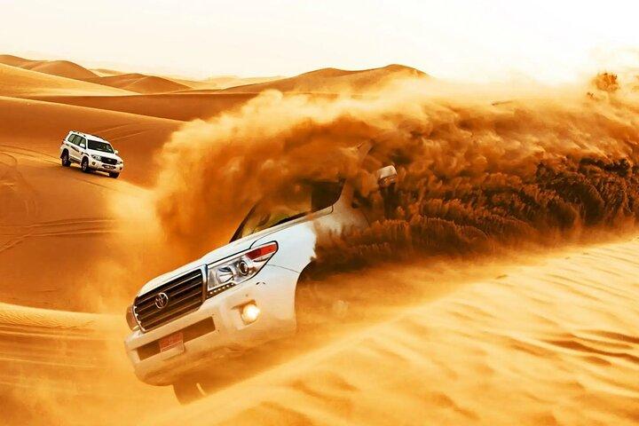 Halbtägige private Doha Wüstensafari mit Kamelritt & Binnenmeer