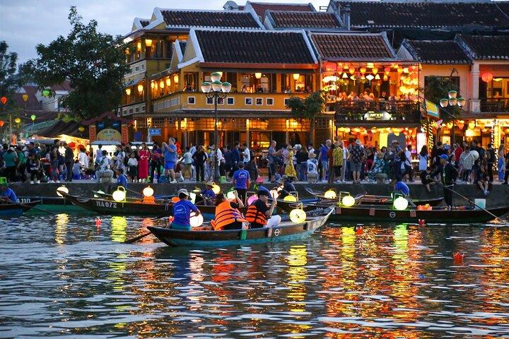 Hoi An Night Boat Ride med lantern udgivelse