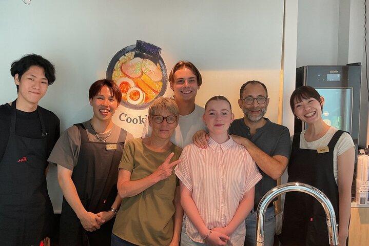 Cozy Tokyo Class: Ramen, Sushi, Sake Pairing & Intercâmbio Cultural