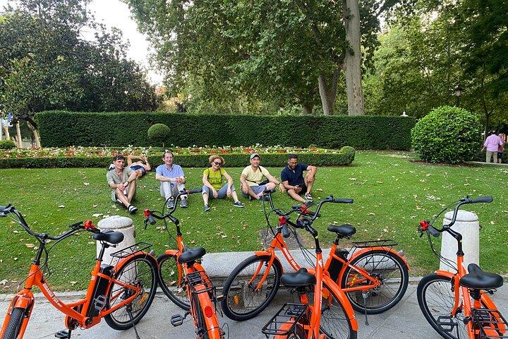 マヨール広場、レティーロ公園などマドリードガイド付き自転車ツアー