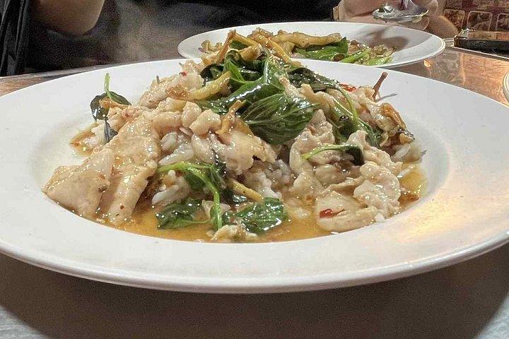 チェンマイ - ドイステープ寺院と屋台料理ツアー