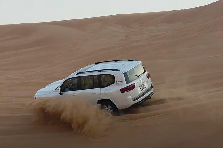 A noite Desert Safari Dubai Dune Bashing Camel Ride e BBQDinner