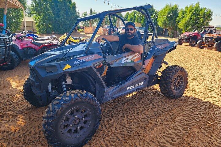 A noite Desert Safari Dubai Dune Bashing Camel Ride e BBQDinner