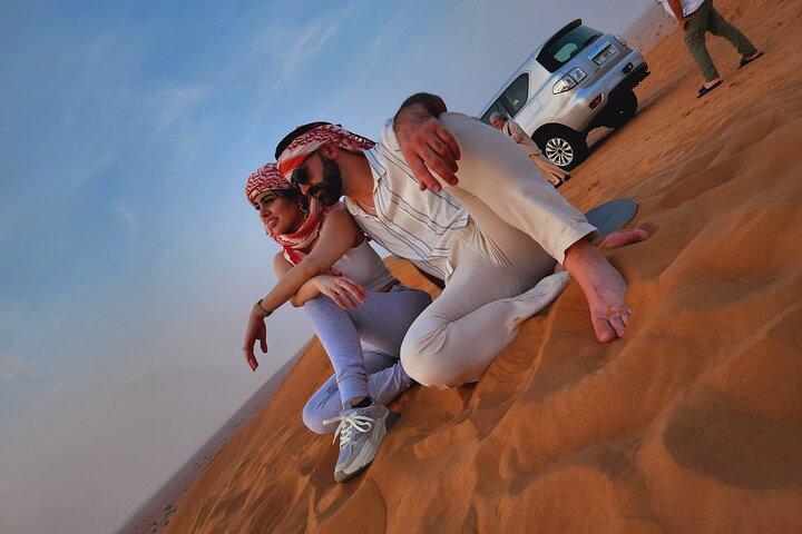A noite Desert Safari Dubai Dune Bashing Camel Ride e BBQDinner