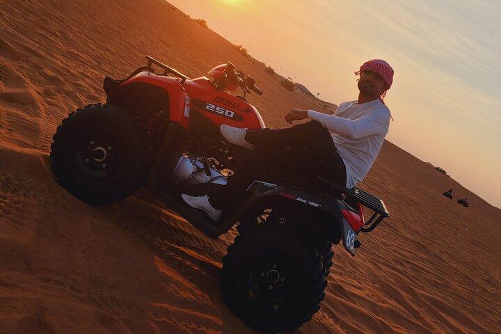 A noite Desert Safari Dubai Dune Bashing Camel Ride e BBQDinner