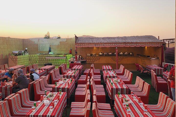 A noite Desert Safari Dubai Dune Bashing Camel Ride e BBQDinner