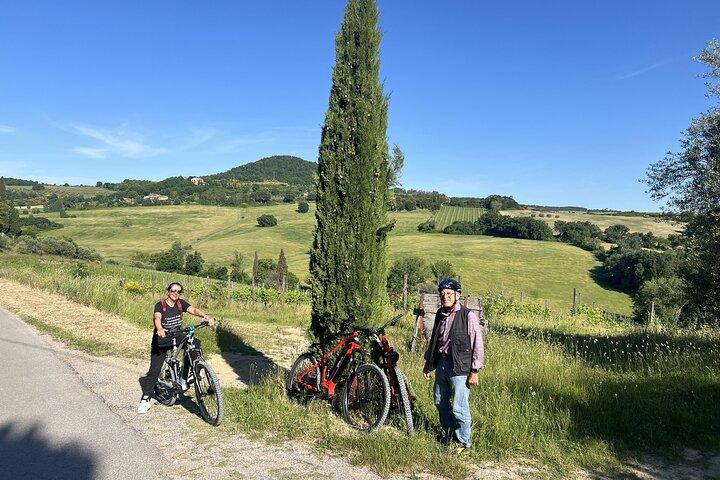 ワインテイスティングでトスカーナの丘陵地帯を巡るE-バイクツアー