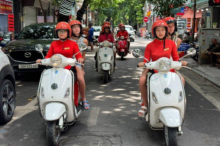 Insiderns Hanoi + Train Street 4,5 timmar Kvinnliga Ao Dai-åkare