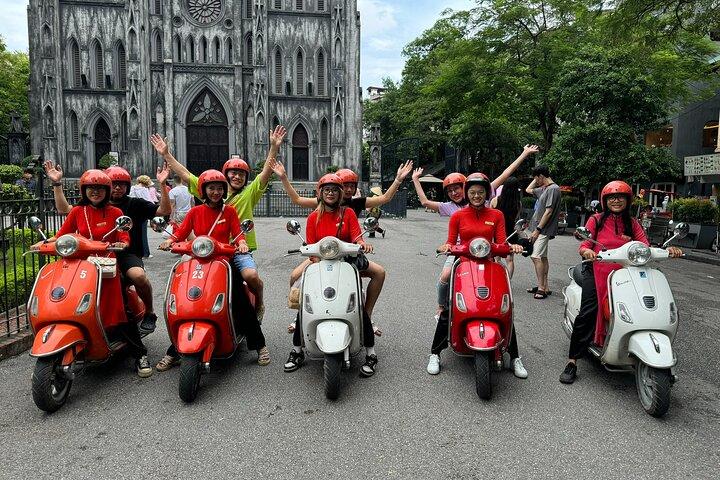 インサイダーのハノイ + トレインストリート 4,5 時間の女性アオザイライダー