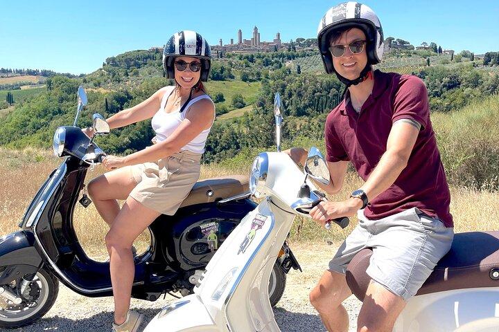 Vanuit San Gimignano : Vespatour Toscane, lunch & wijnproeverij