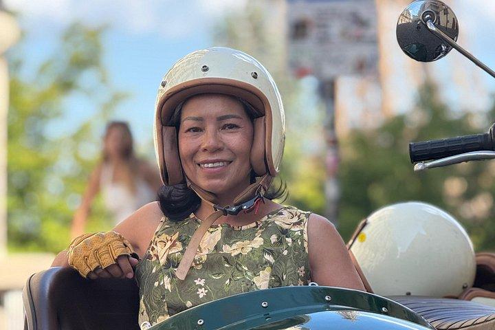 ドライバーとパリでサイドカーバイクツアー