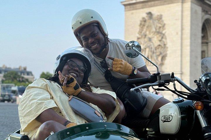 ドライバーとパリでサイドカーバイクツアー
