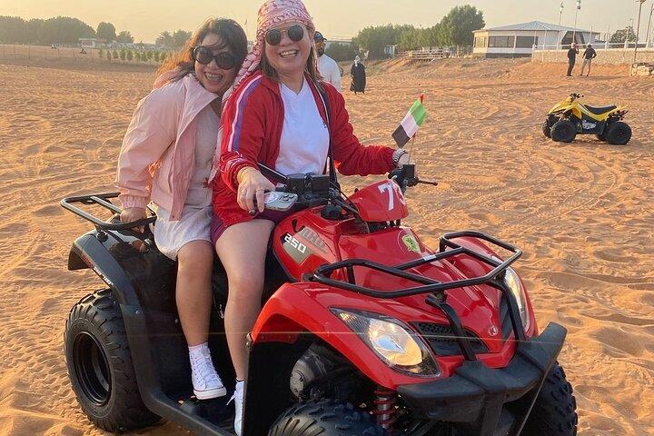 Dubai Wüstensafari mit Grillabendessen, Kamelreiten & Dünenbashing