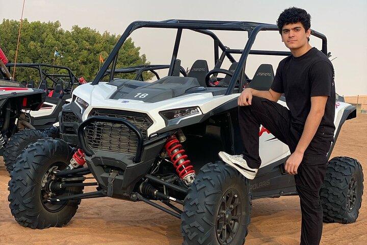 Dubai Wüstensafari mit Grillabendessen, Kamelreiten & Dünenbashing