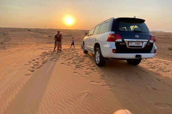 Dubai Wüstensafari mit Grillabendessen, Kamelreiten & Dünenbashing