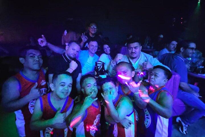 Makati : Pubcrawl Midget boksning rooftop musik og gogo klubber