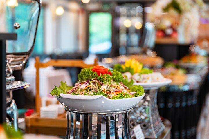 ハロン湾終日クルーズ（ビュッフェランチ、カヤック、ジャグジー付き）