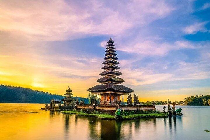 Ulundanu Bratan Temple, cascade pittoresque et Tanah Lot Sunset Tour