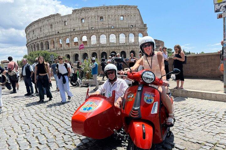 Explora Roma como Emily en una aventura en vespa vintage
