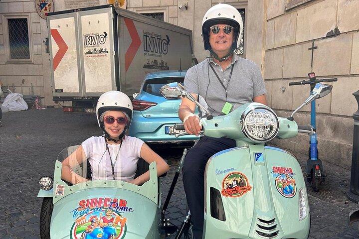 Explora Roma como Emily en una aventura en vespa vintage