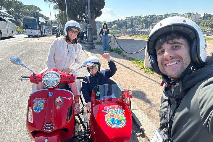 Explora Roma como Emily en una aventura en vespa vintage