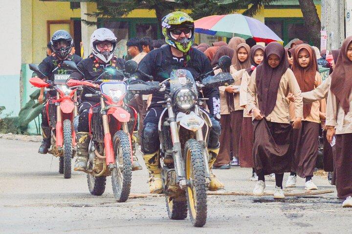2-daagse motoravontuurlijke tour in het westen van Java in Indonesië