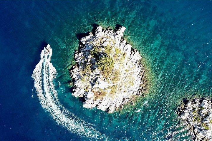 トロギルまたはスプリット発ブルーラグーンと3島を巡るプライベートボートツアー