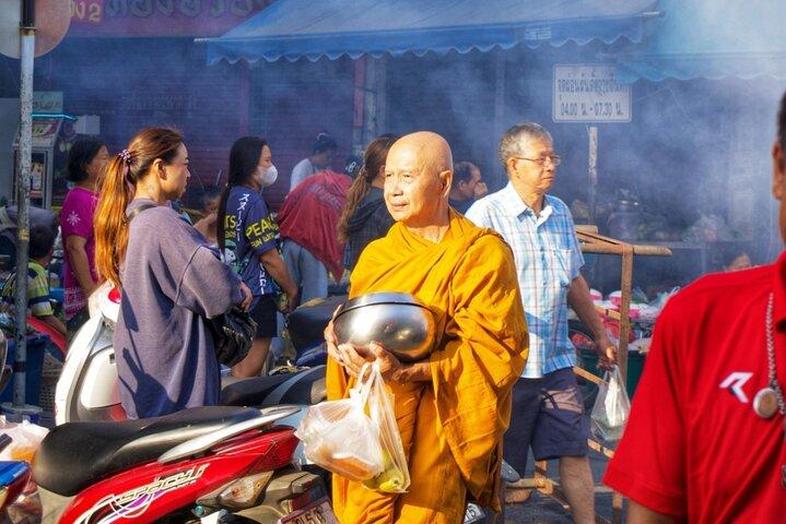 Tour in bicicletta di mezza giornata a Kanchanaburi con storia e vita locale