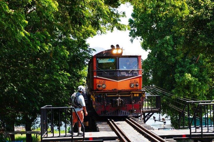 Tour in bicicletta di mezza giornata a Kanchanaburi con storia e vita locale
