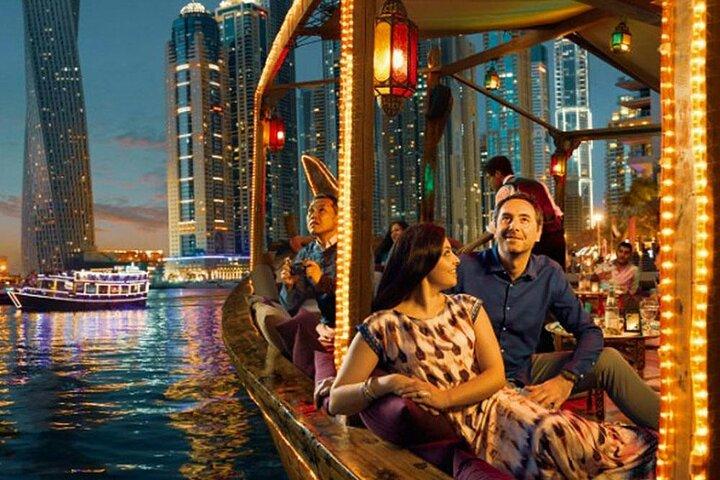 Dubai Marina Dhow Dinner Cruise con buffet e intrattenimento