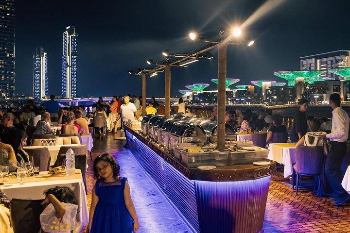 Dubai Marina Dhow Dinner Cruise con buffet e intrattenimento