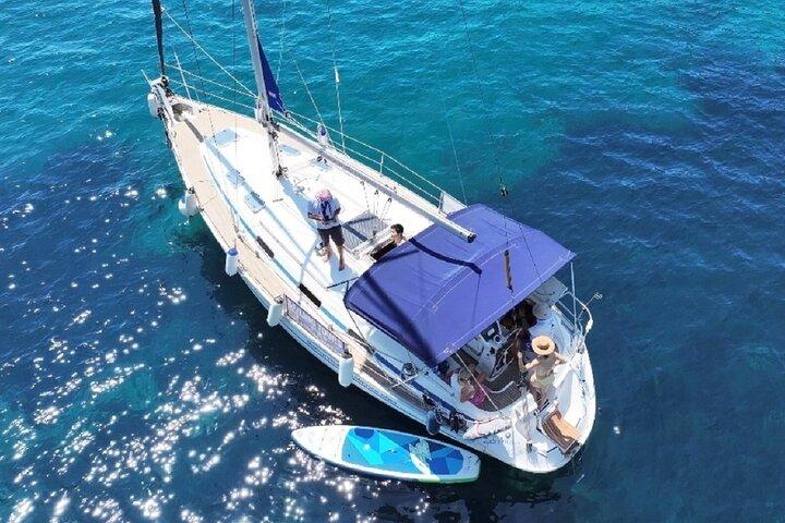 ドゥブロブニク：エラフィティ＆青の洞窟への全日グループセイルボートツアー