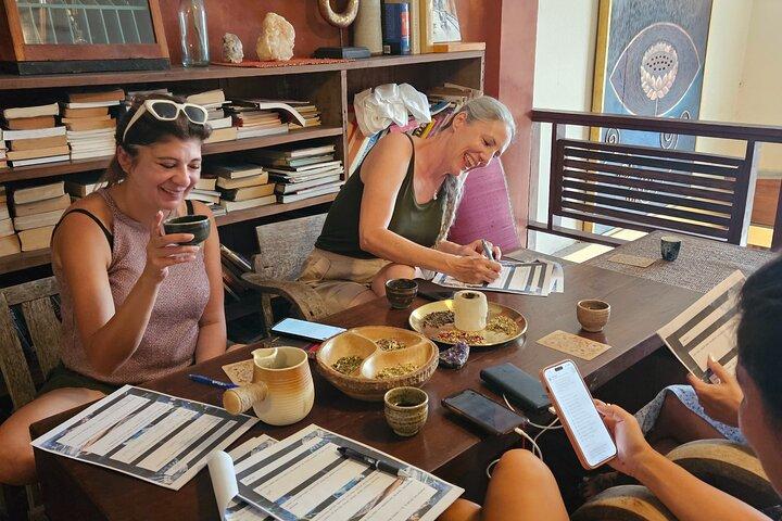 Phuket : 誕生図を見ながら12の干支茶を味わう