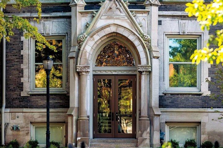 Hunting Histories: Um Tour de Áudio em Milwaukee's Wicked Westown