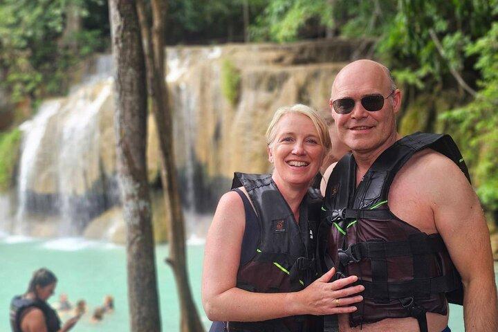 Tour privado a la cascada Erawan y tour en barco en Kanchanaburi