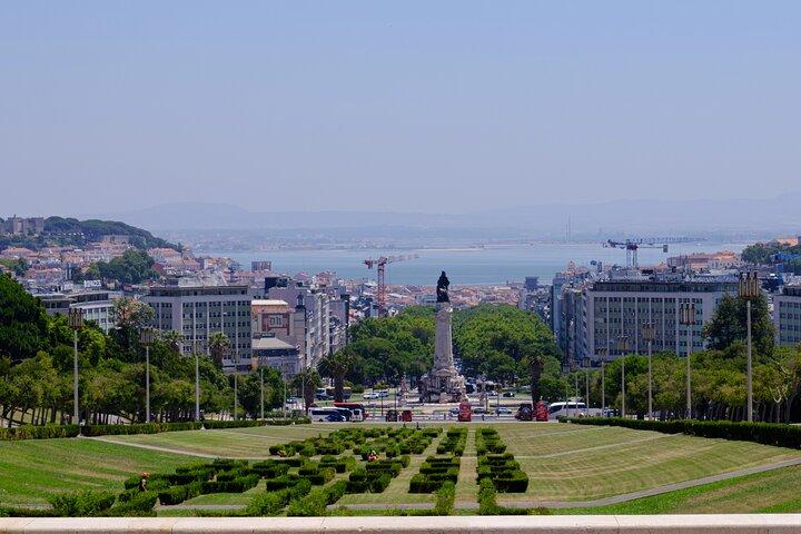 Lisbon Full Day Experience su un comodo minivan