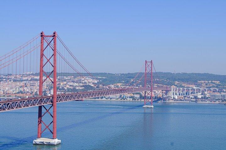 Lisbon Full Day Experience su un comodo minivan