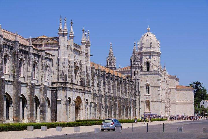 Lisbon Full Day Experience su un comodo minivan