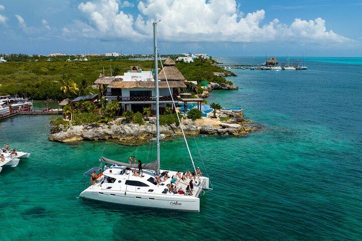 Cancún Catamarán Privado a Isla Mujeres con buceo y almuerzo