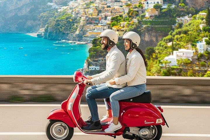 Tour privado de Vespa pela Costa Amalfitana com guia de áudio e motorista